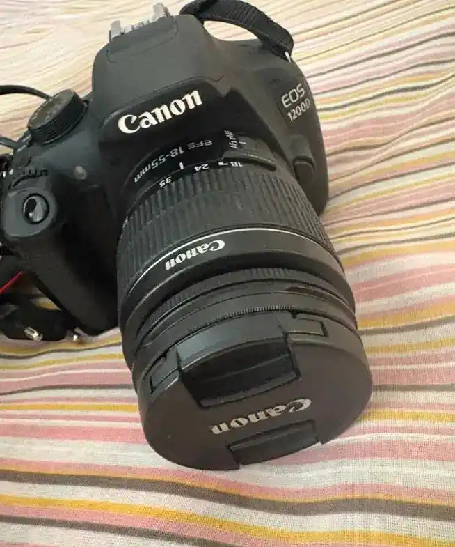 دوربین کنون ۱۲۰۰ دی در حد با لنز دست دو