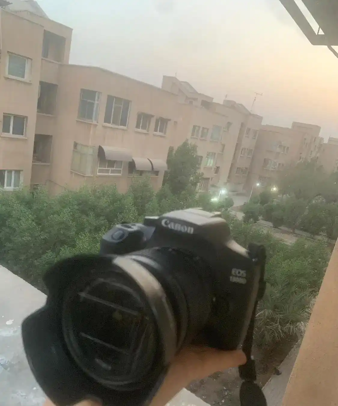 دوربین canon1300d دست دو