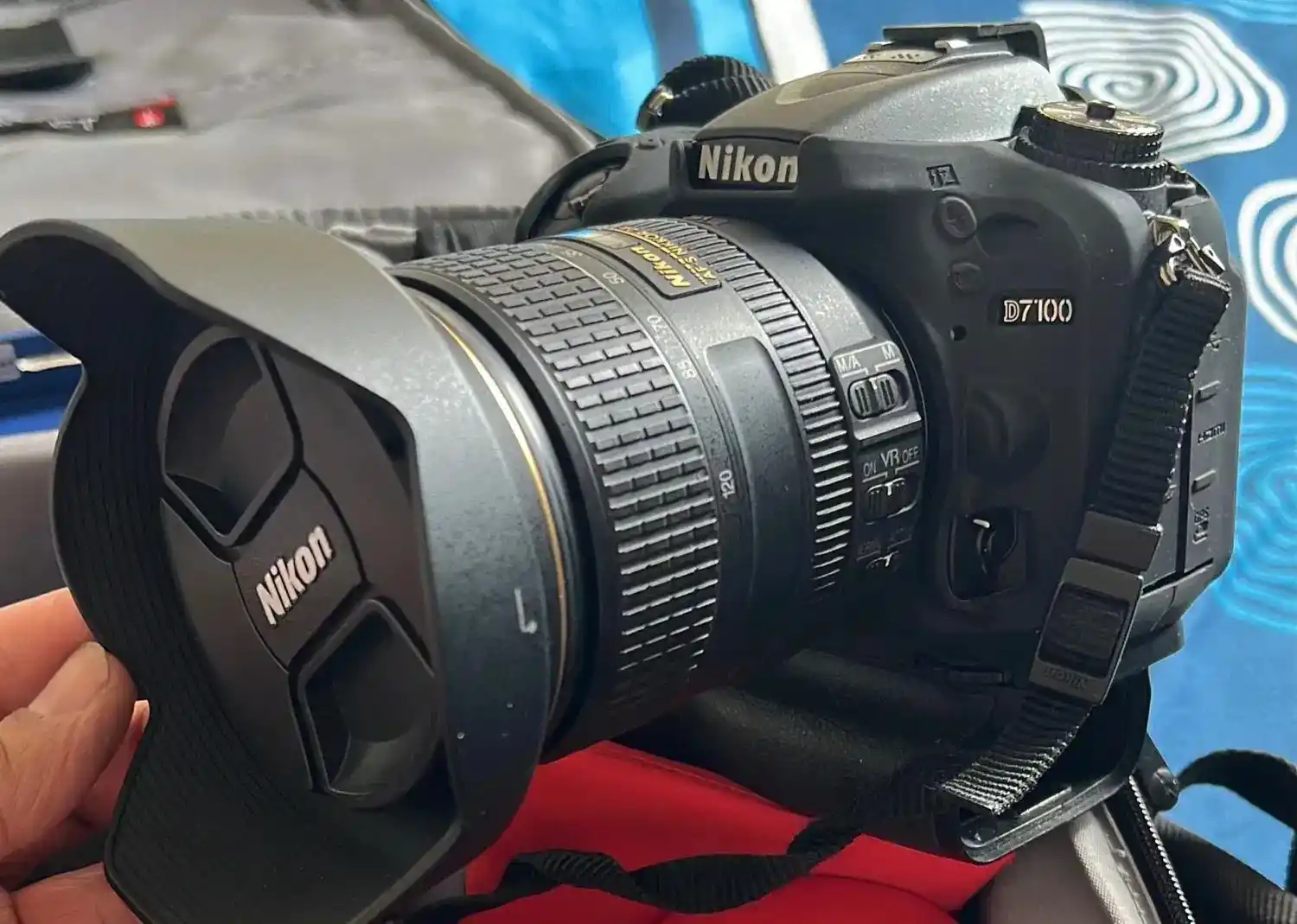 نیکون ۷۱۰۰ با لنز ۱۲۰-۲۴ دست دو