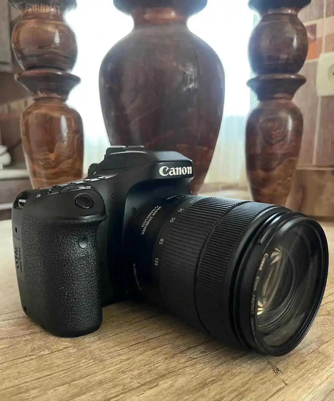 Canon 80d 18-135 usm در حد دست دو