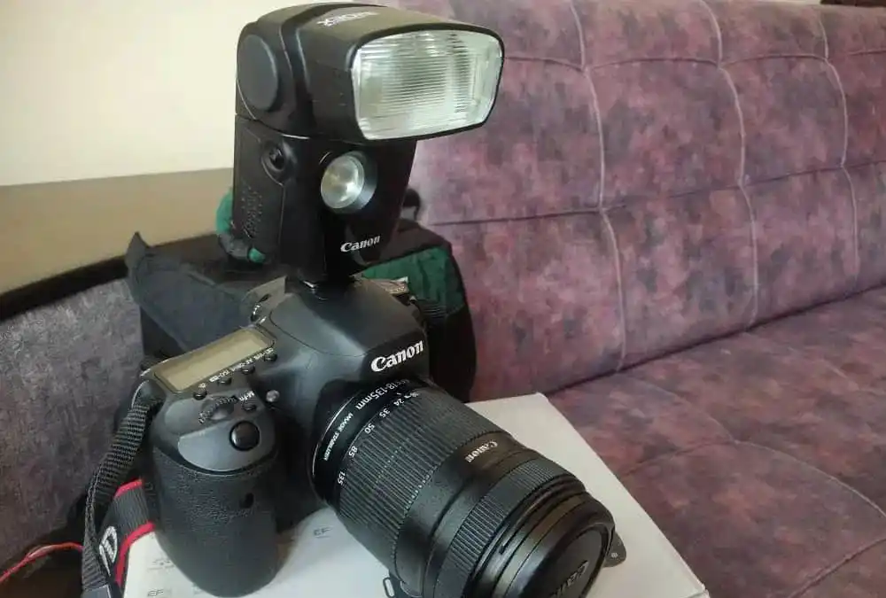 دوربین کانن EOS 7D و فلاش کانن EX320 دست دو