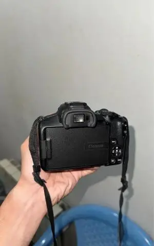 دوربین canon r50 در حد آکبند ۲۰۰ شات دست دوم