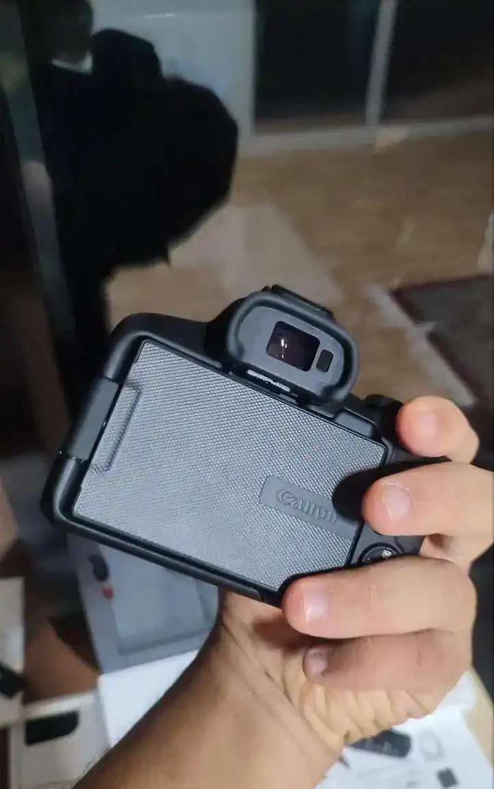 دوربین canon r50 در حد آکبند ۲۰۰ شات دست دو