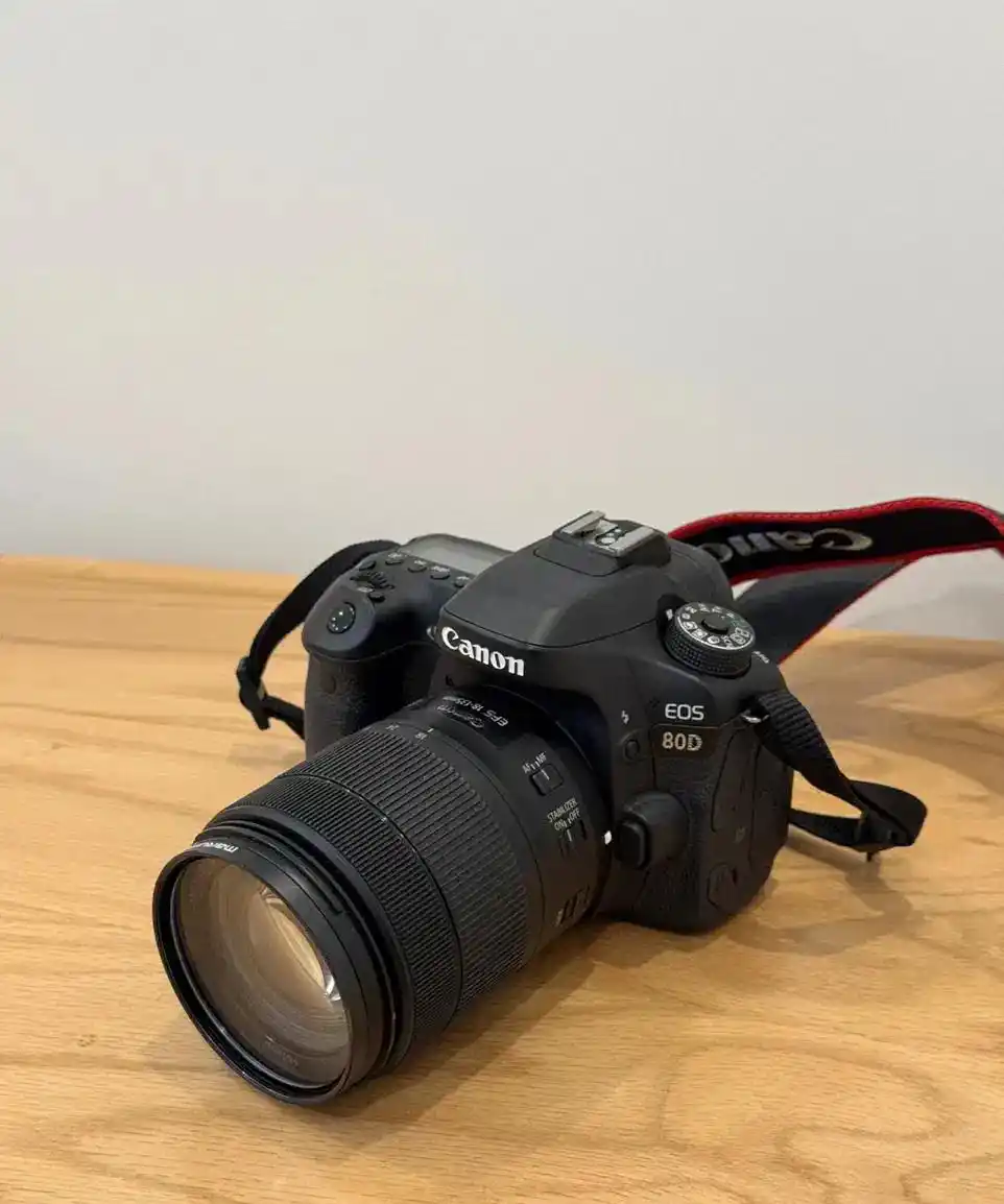 دوربین Canon 80D + کیف دوربین حرفه‌ای دست دو