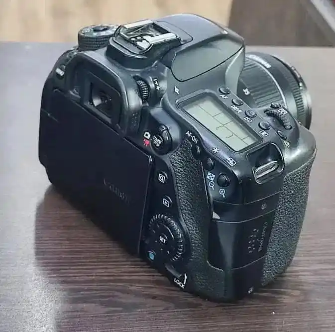 دوربین حرفه ای کنون ۸۰ دی دست دو