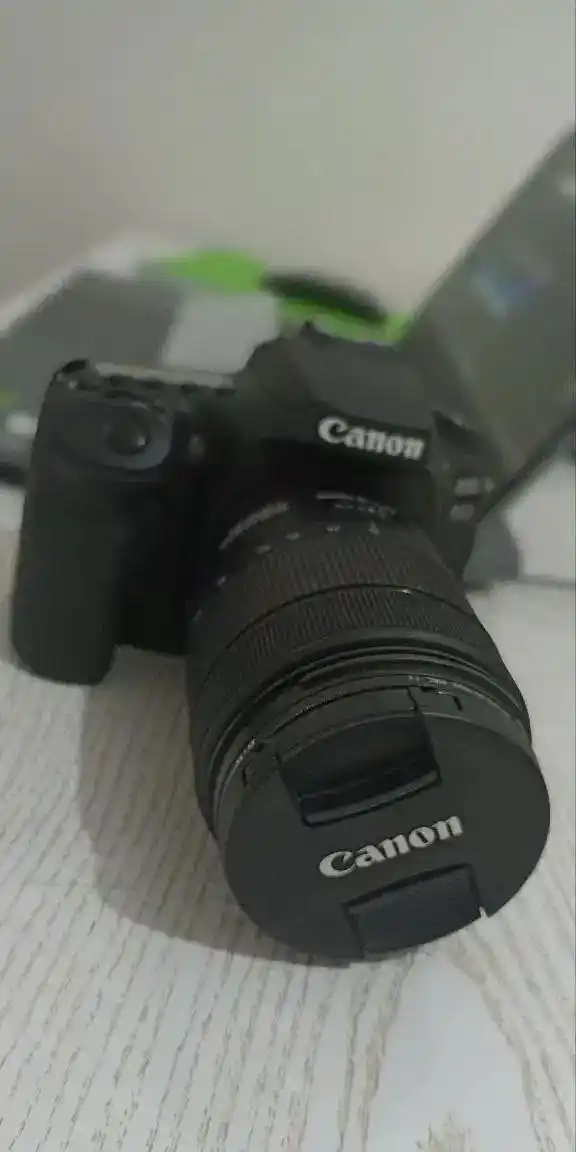 دوربین 90Dکانن دست دو