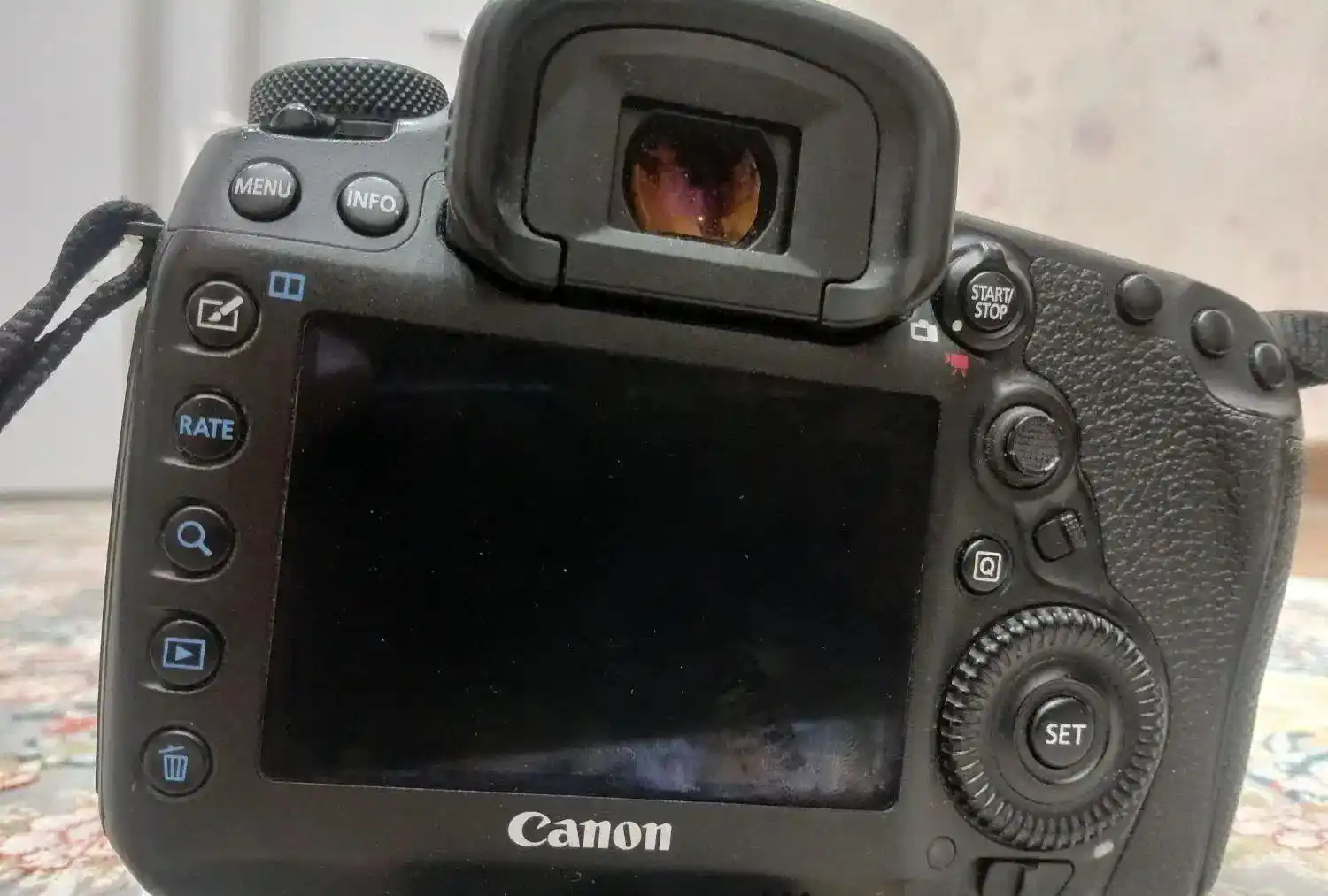 دوربین کانن 5D mark IV دست دو