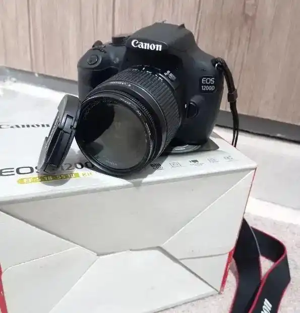 دوربین 1200D Canon EOS دست دو