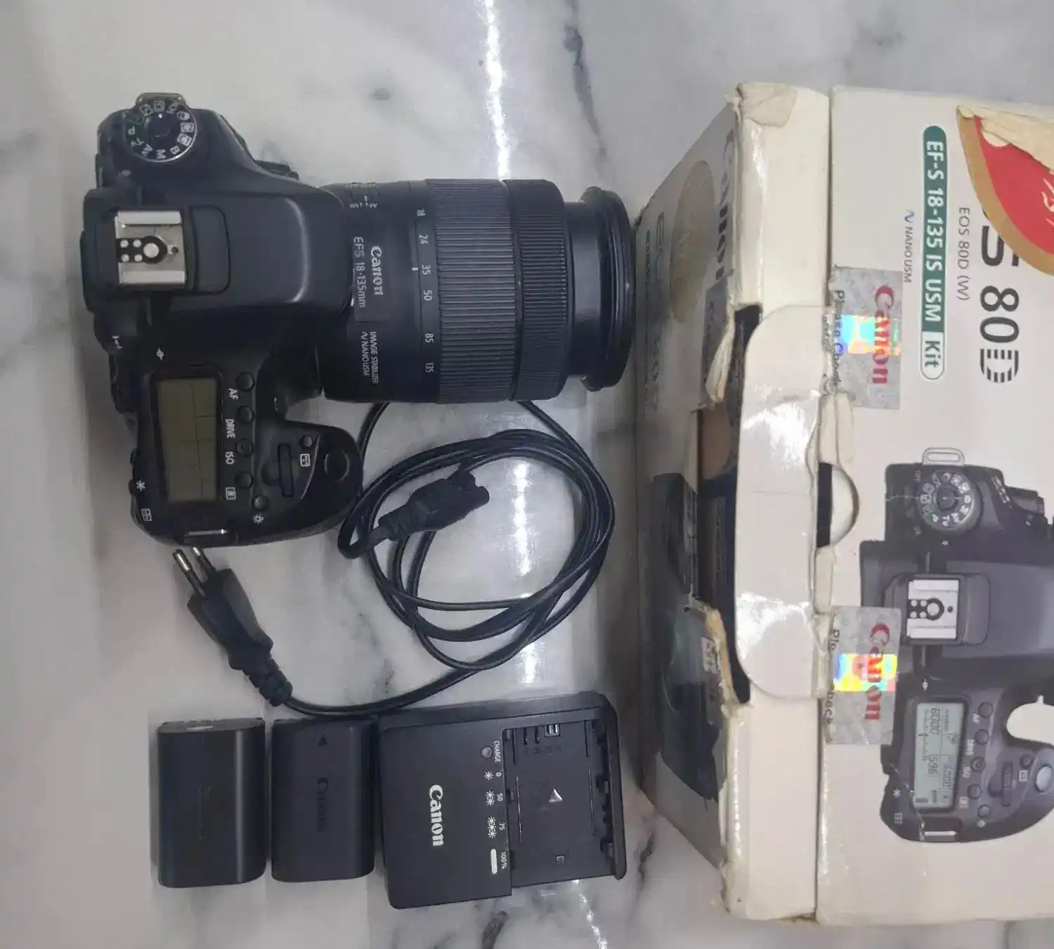 دوربین حرفه‌ای Canon 80D با لنز 24-135mm برای فروش دست دو