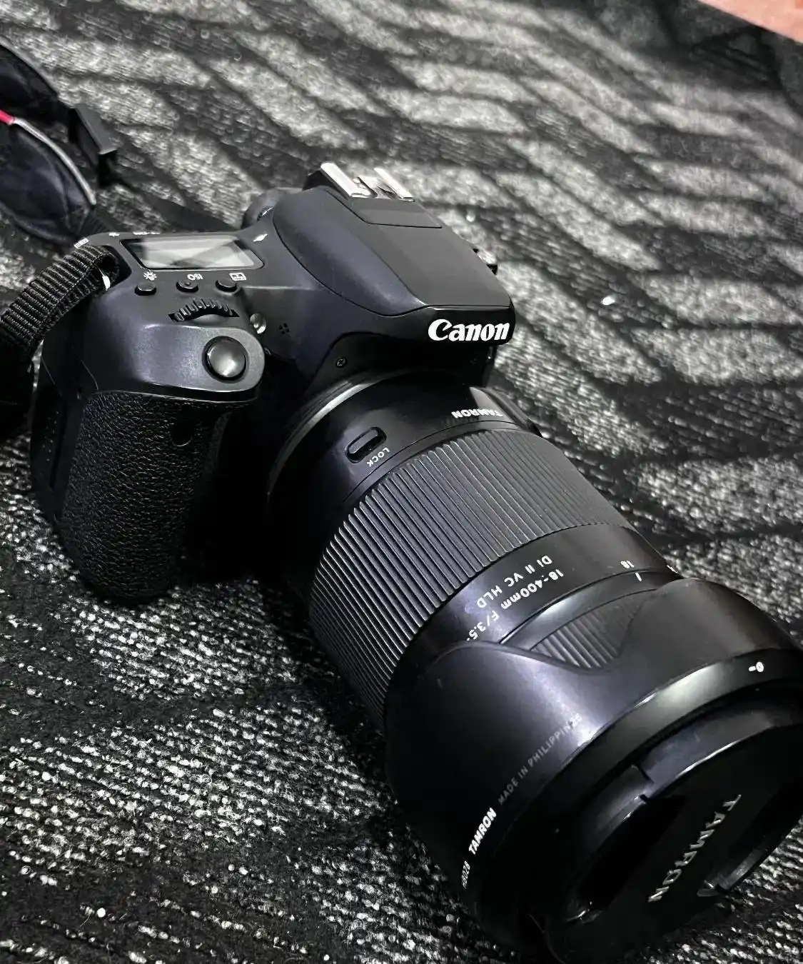 دوربین canon 77D با تجهیزات دست دو