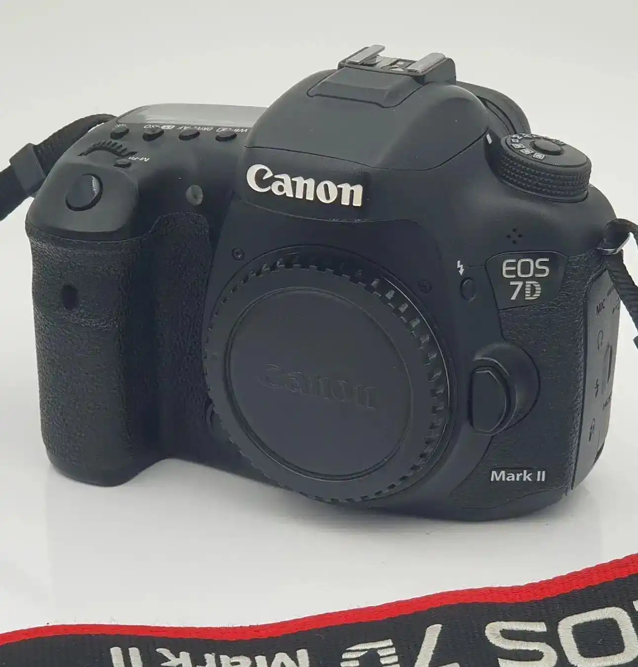 Canon EOS 7D Mark II دست دو