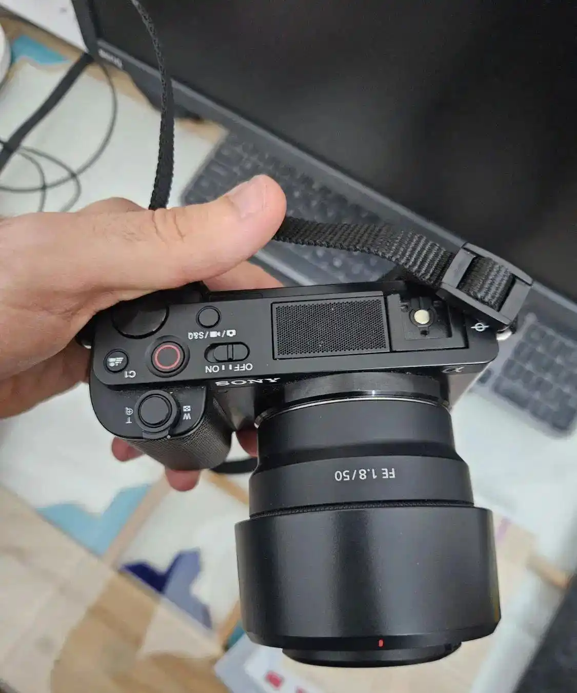 sony zve 10 دوربین سونی + لنز ۵۰ mm سونی f 1.8 دست دو