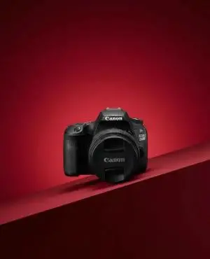 دوربین دیجیتال کانن 200 دی با سه پایه و تجهیزات دست دوم