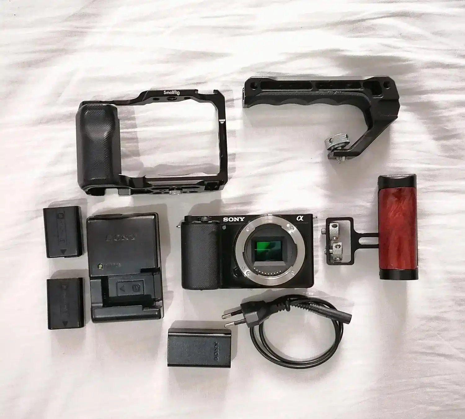 دوربین سونی zv e10 به همراه تمامی لوازم موردنیاز دست دو