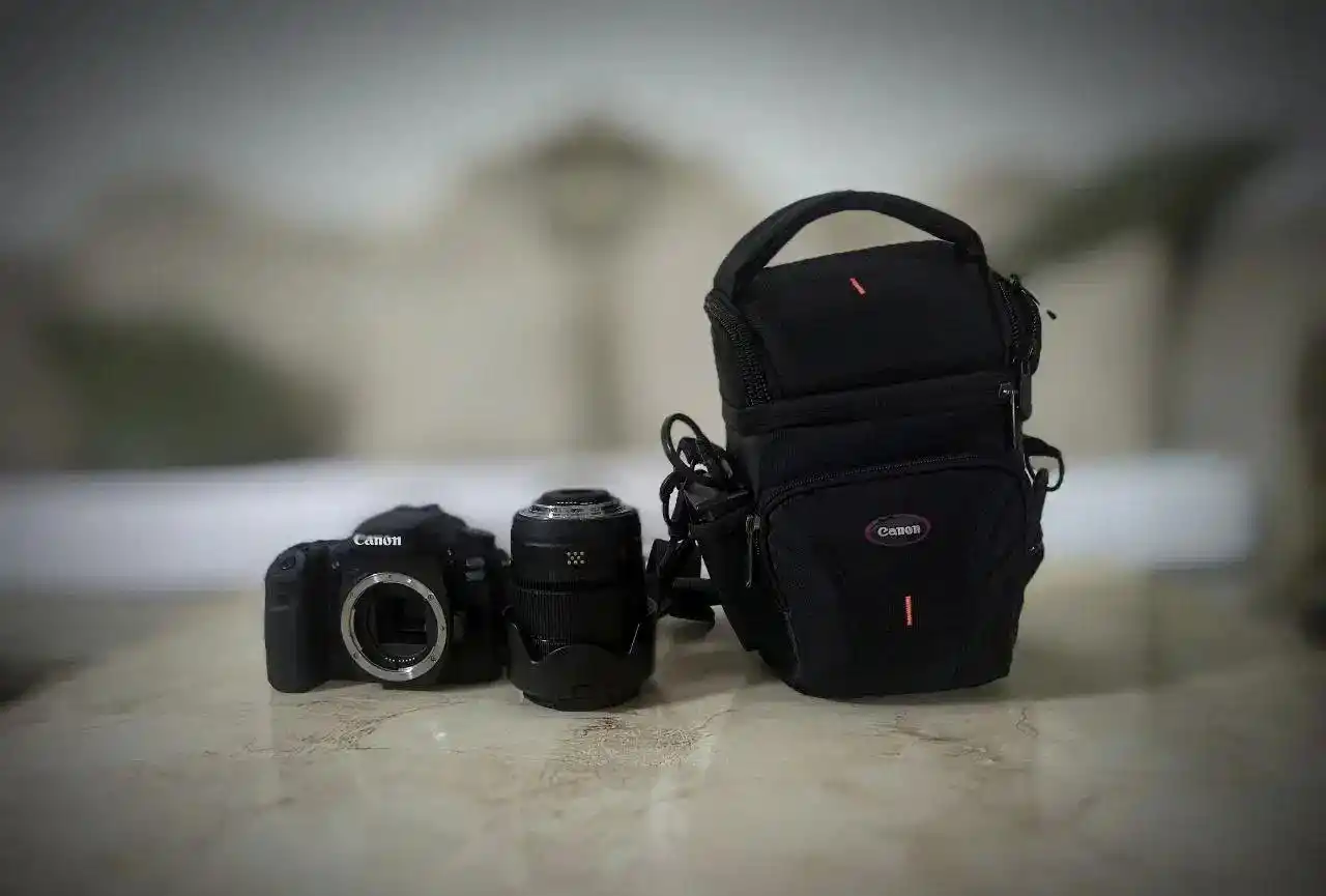 دوربین کنون 90d لنز18/135 دست دو