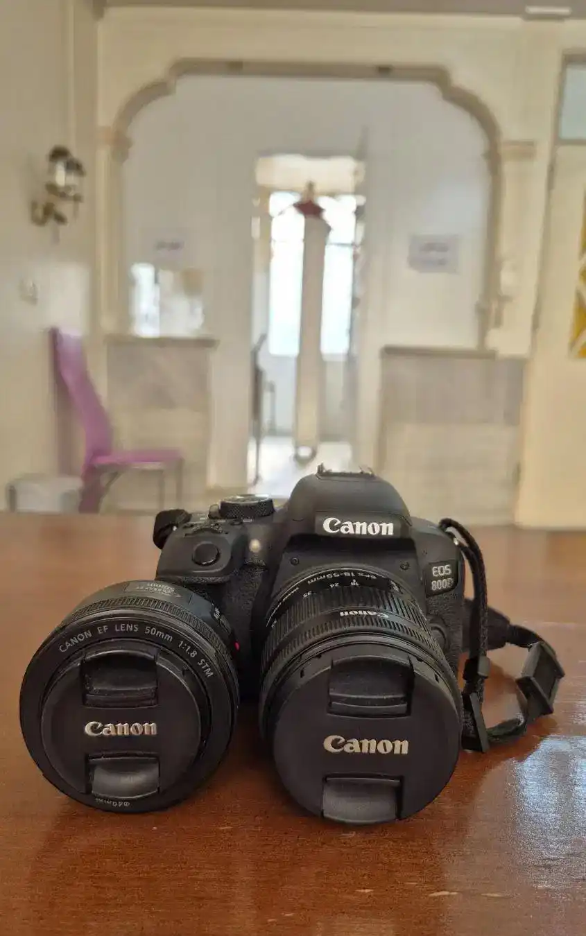 دوربین 800D کنون دست دو