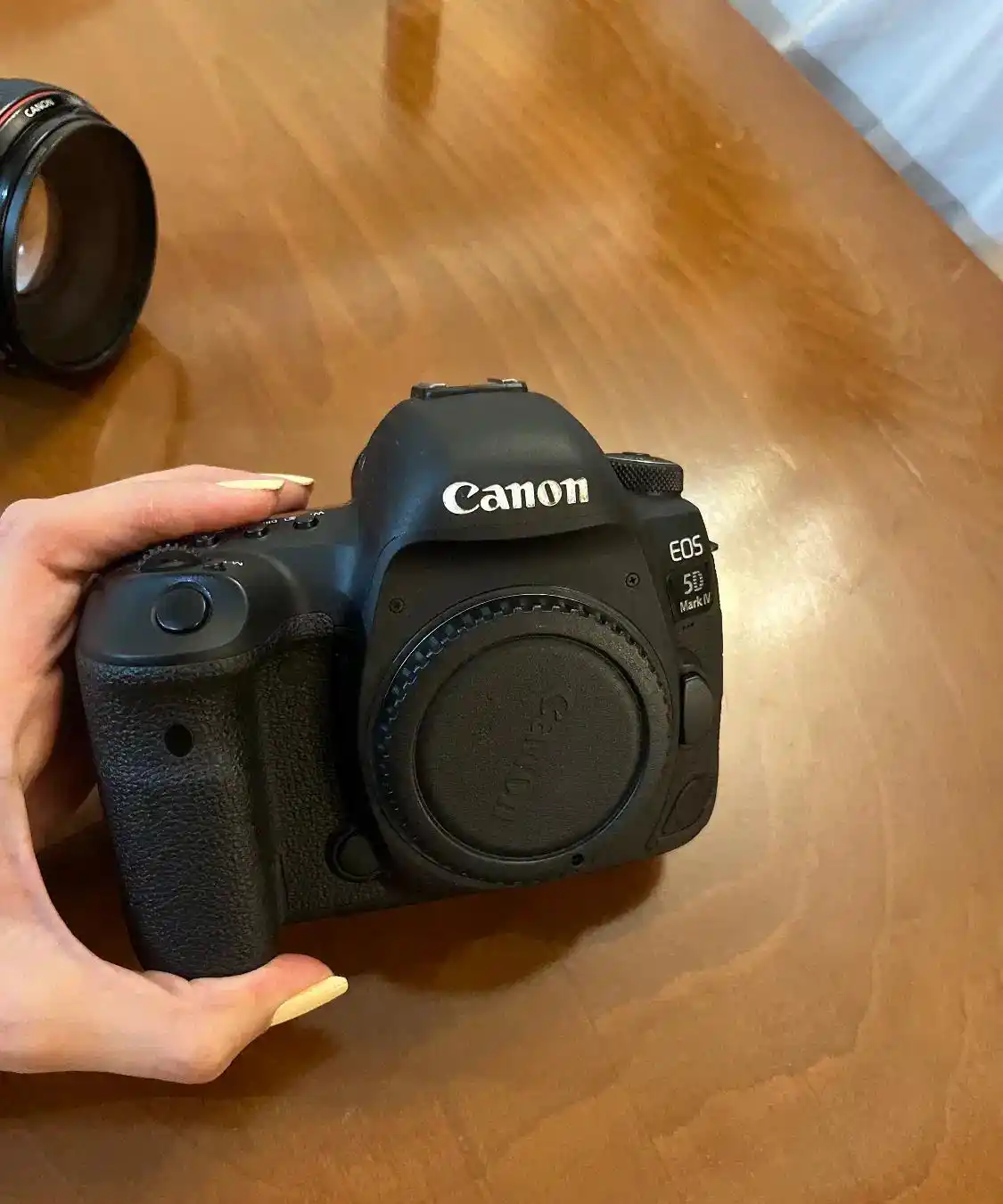 دوربین و‌لنز کانن دست دو