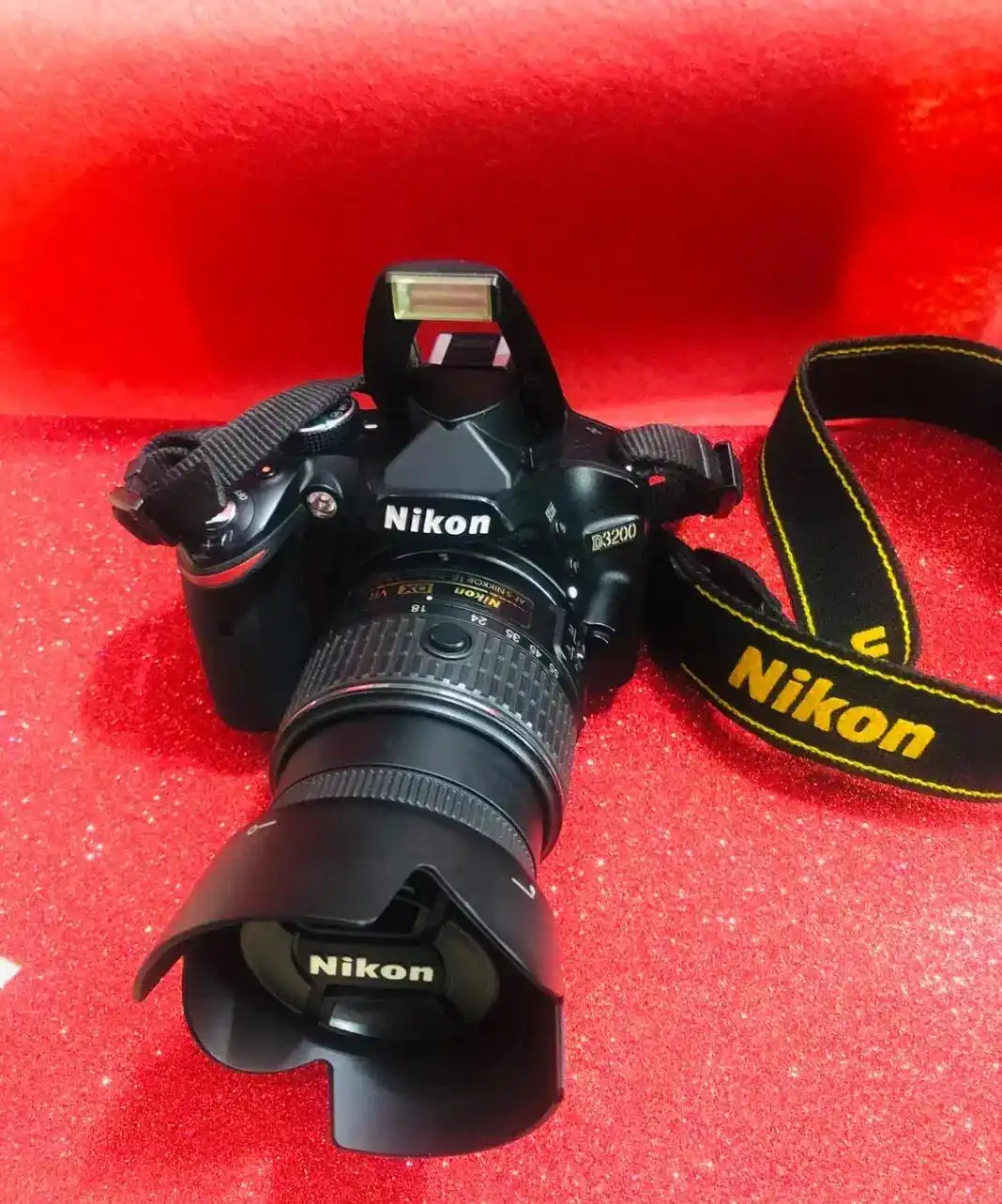 دوربین Nikon مدل D3200 در حد صفر دست دو