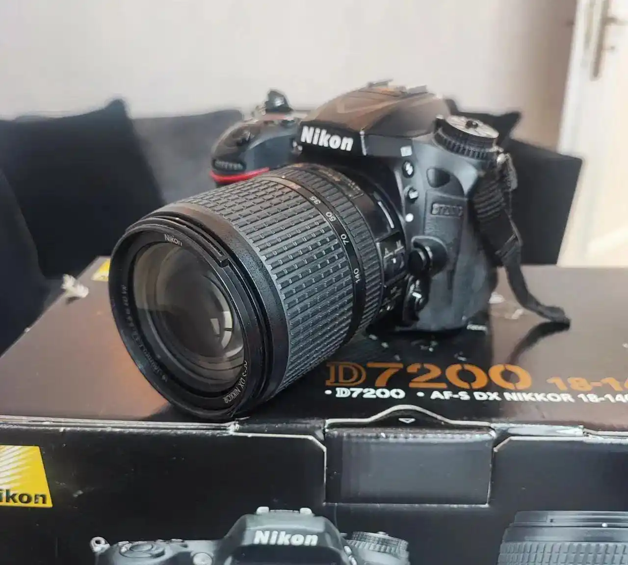 دوربین نیکون D7200 دست دو