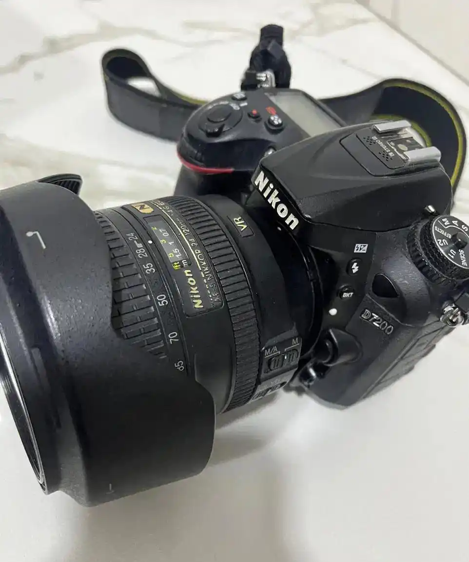 نیکون ۷۲۰۰ با دو لنز دست دو