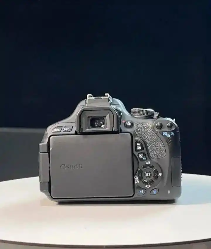 کنون 600D دست دو