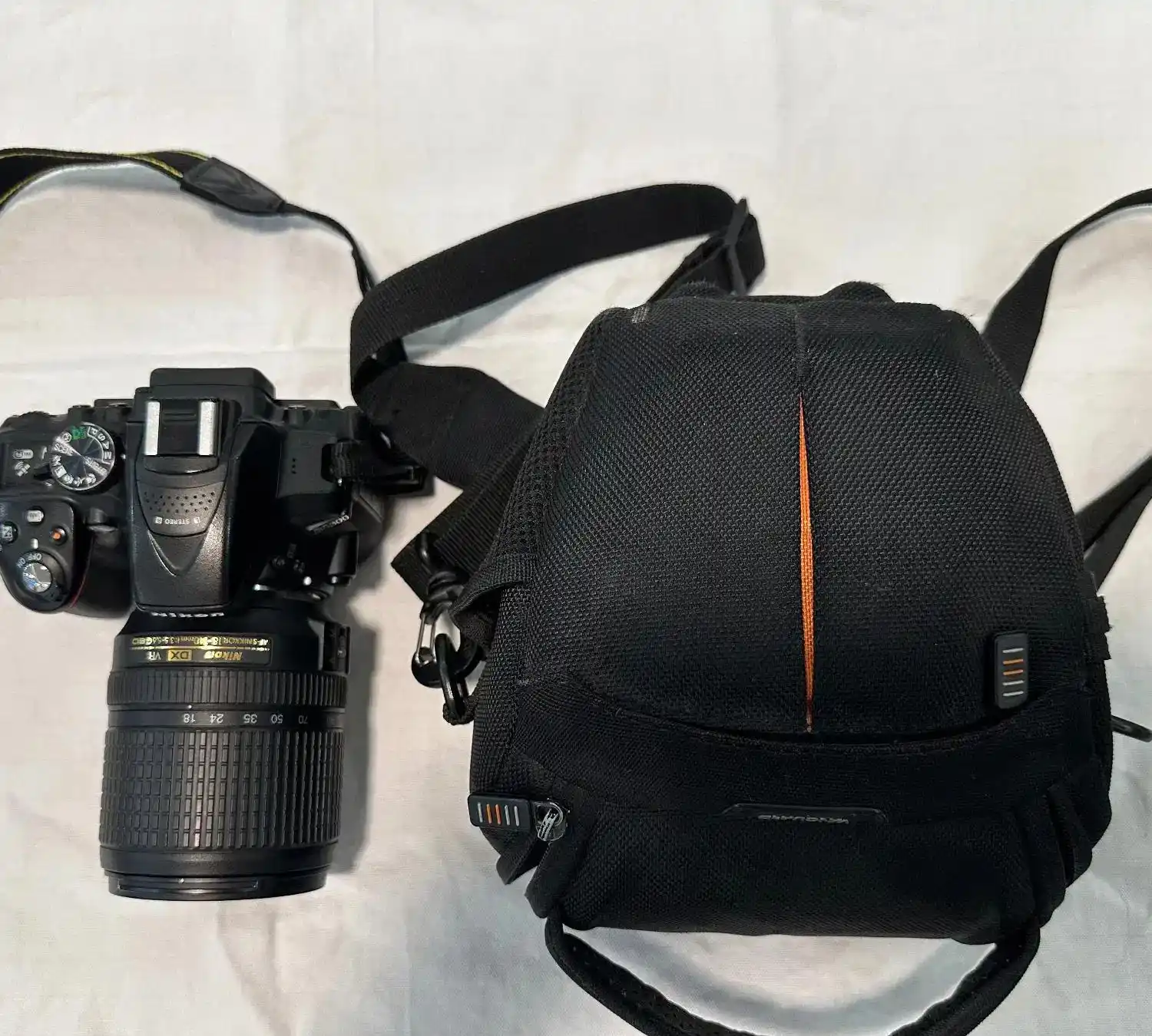 دوربین نیکون D5300 با لنز ۱۸-۱۴۰ کارتن و متعلقات دست دو