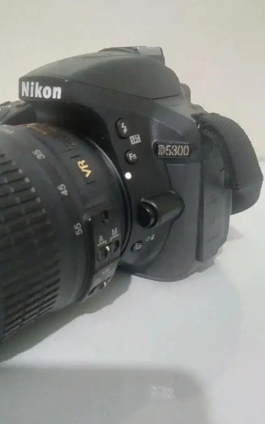 دوربینd5300 دست دو