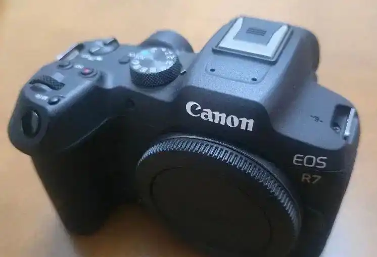 بدنه Canon R7 دست دو