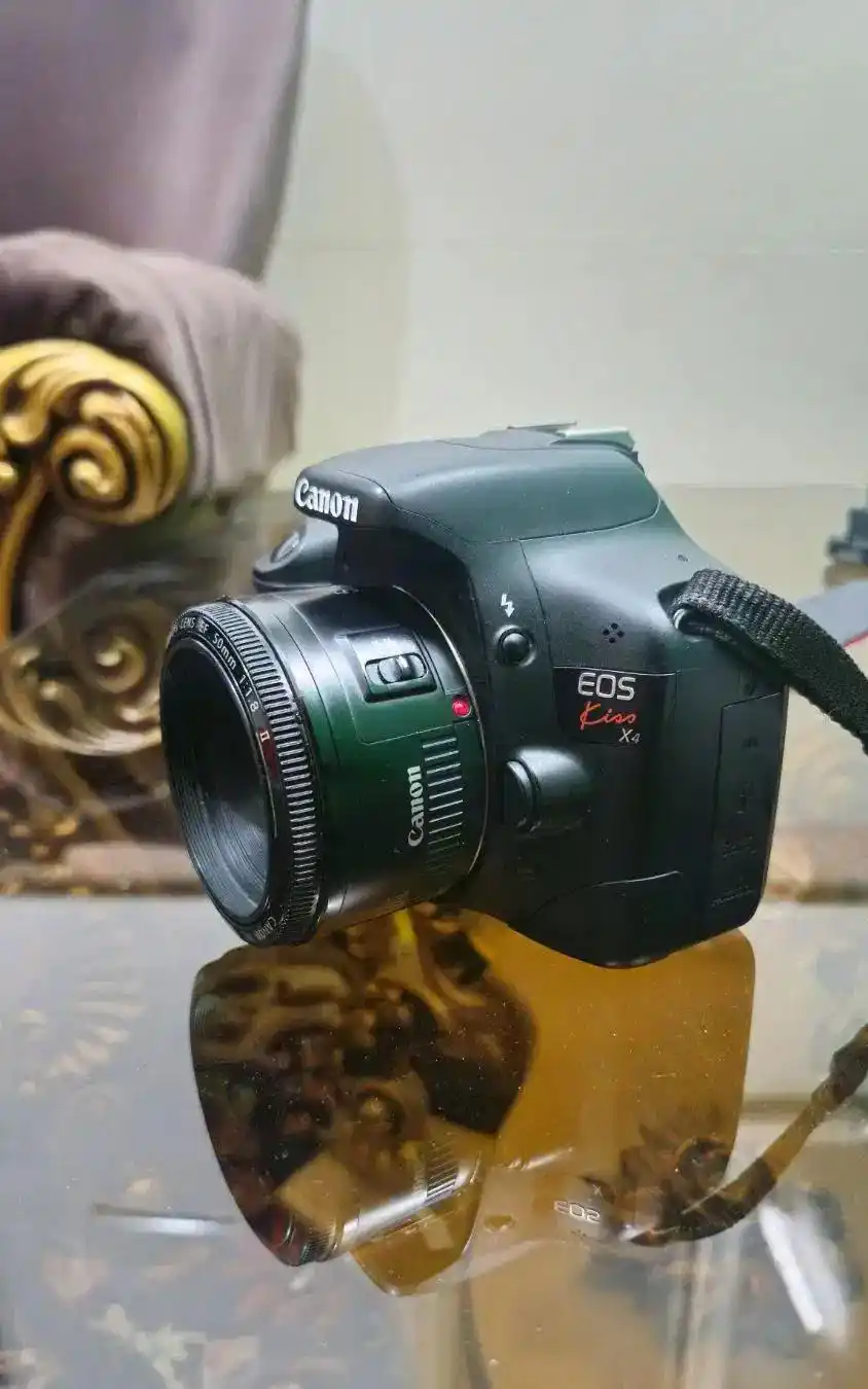 دوربین canon x4 550D همراه با لنز۱.۸ ۵۰mm دست دو