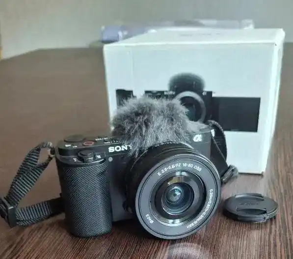 دوربین عکاسی سونی مدل ZV-E10 دست دو