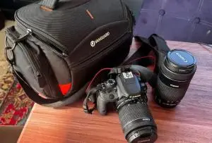 دوربین دیجیتال کانن 200 دی با سه پایه و تجهیزات دست دوم