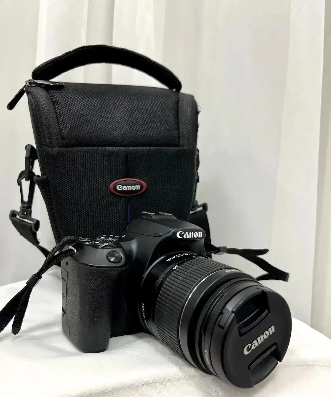 canon 250D EOS دست دو