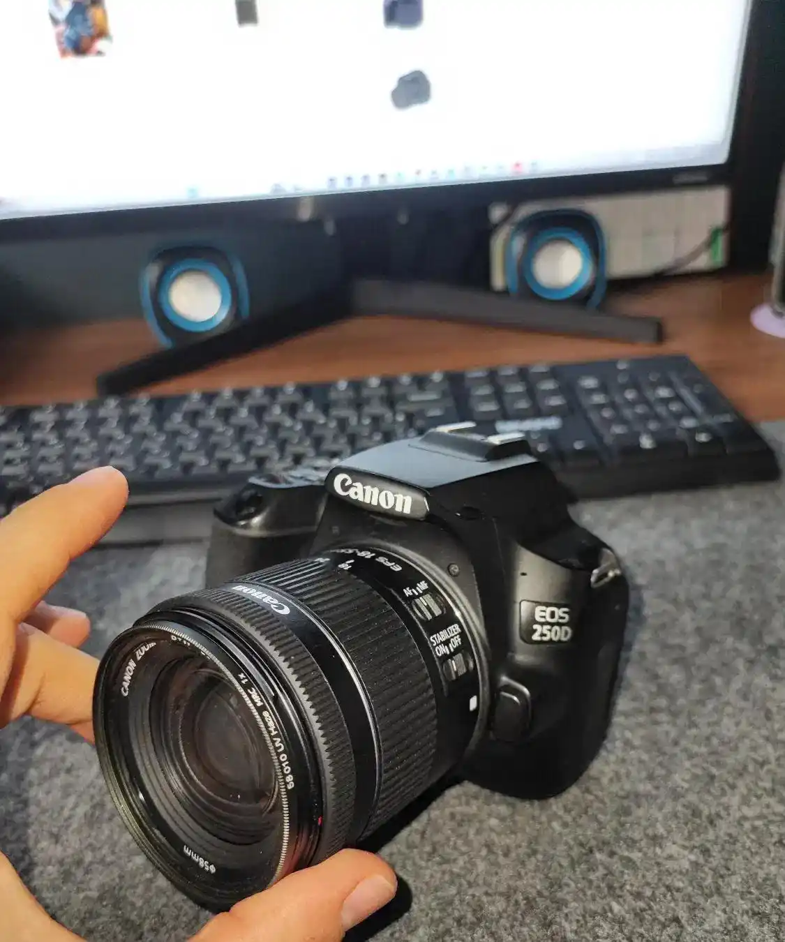 Canon 250d دوربین عکاسی دست دو