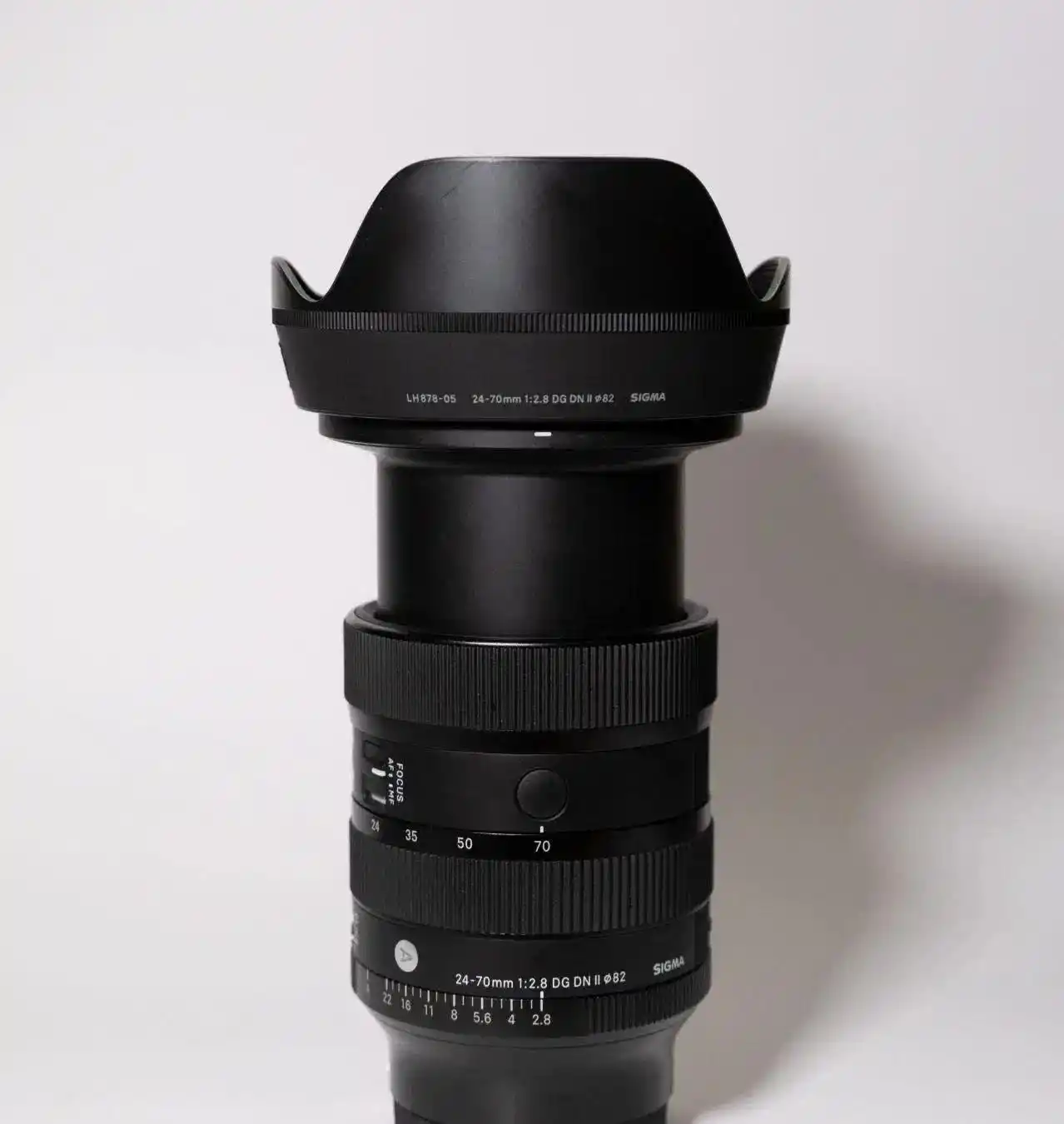 لنز سیگما Sigma 24-70mm f/2.8 DG DN II Art Sony E دست دو