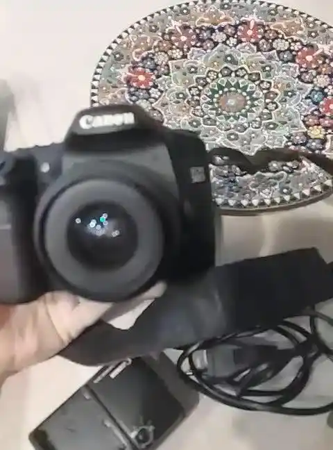 دوربین کنون50d ولنز وباطری شارژر سالم و عالی دست دو