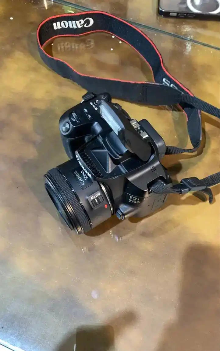کنون 250D با لنز 50 فیکس دست دو