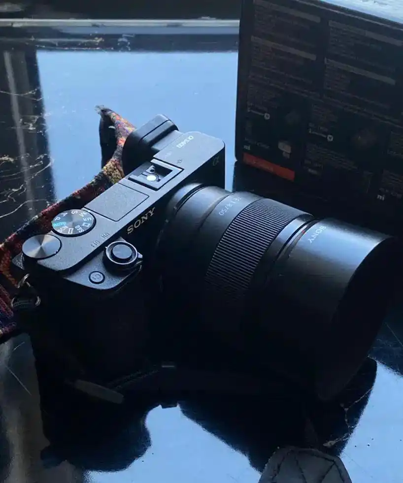 دوربین sony a6400  با تمامی وسایل و دوتا لنز50 1/8 دست دو