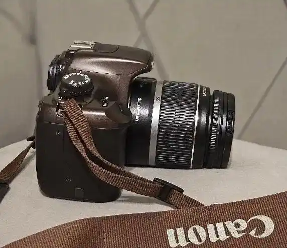 دوربین عکاسی کانن  1100 D به همراه کارتن و تجهیزات دست دو