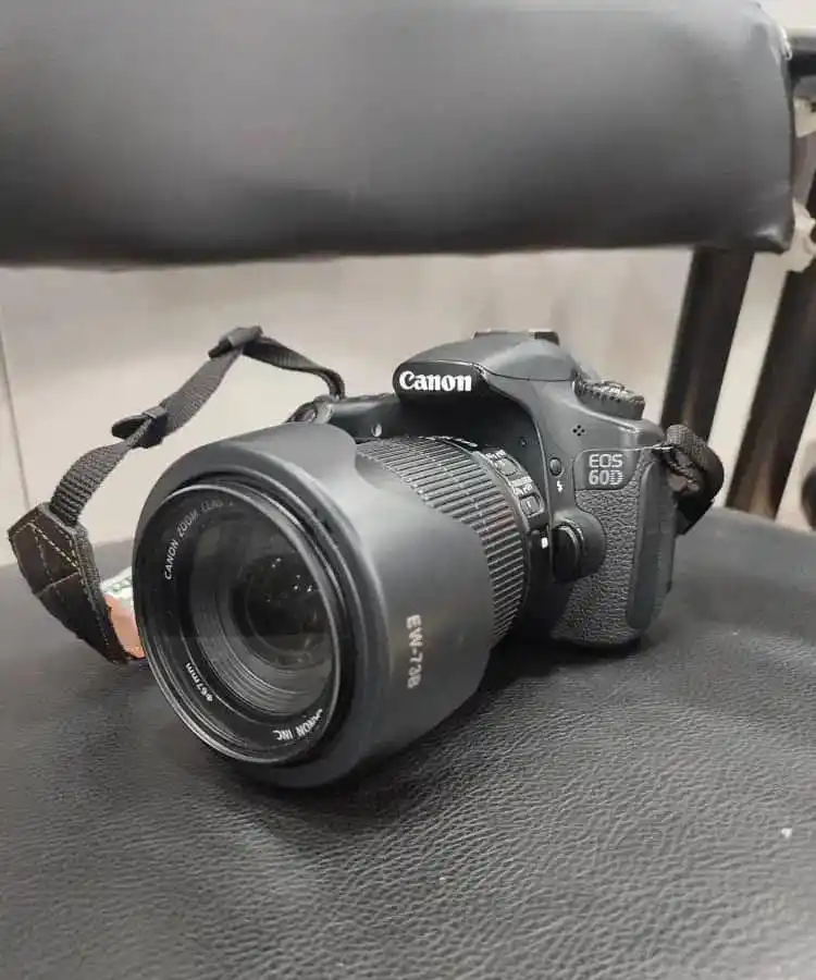 دوربین کنون ۶۰d بسیار کم کار دست دو