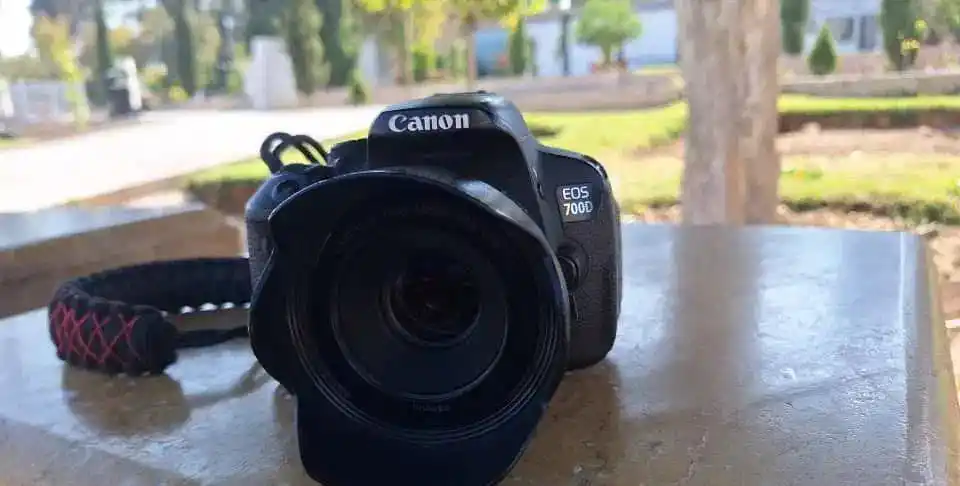 دوربین ۷۰۰ دی کم کار دست دو