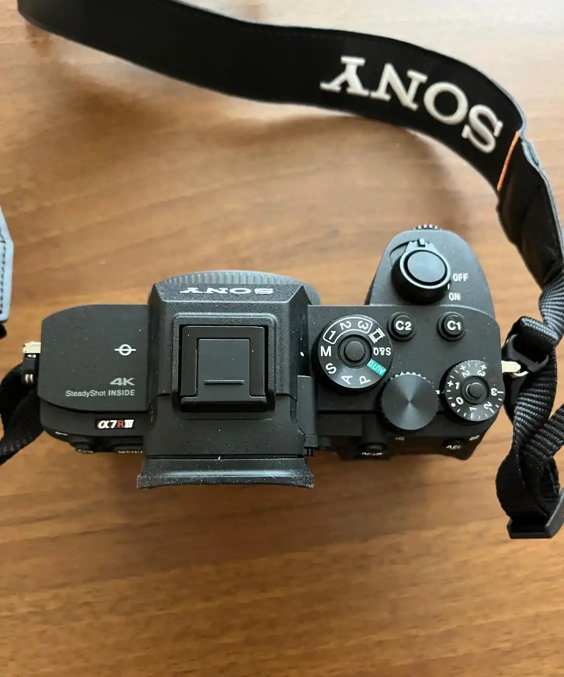 دوربین بدون آینه سونی a7R IV - بدنه دست دو