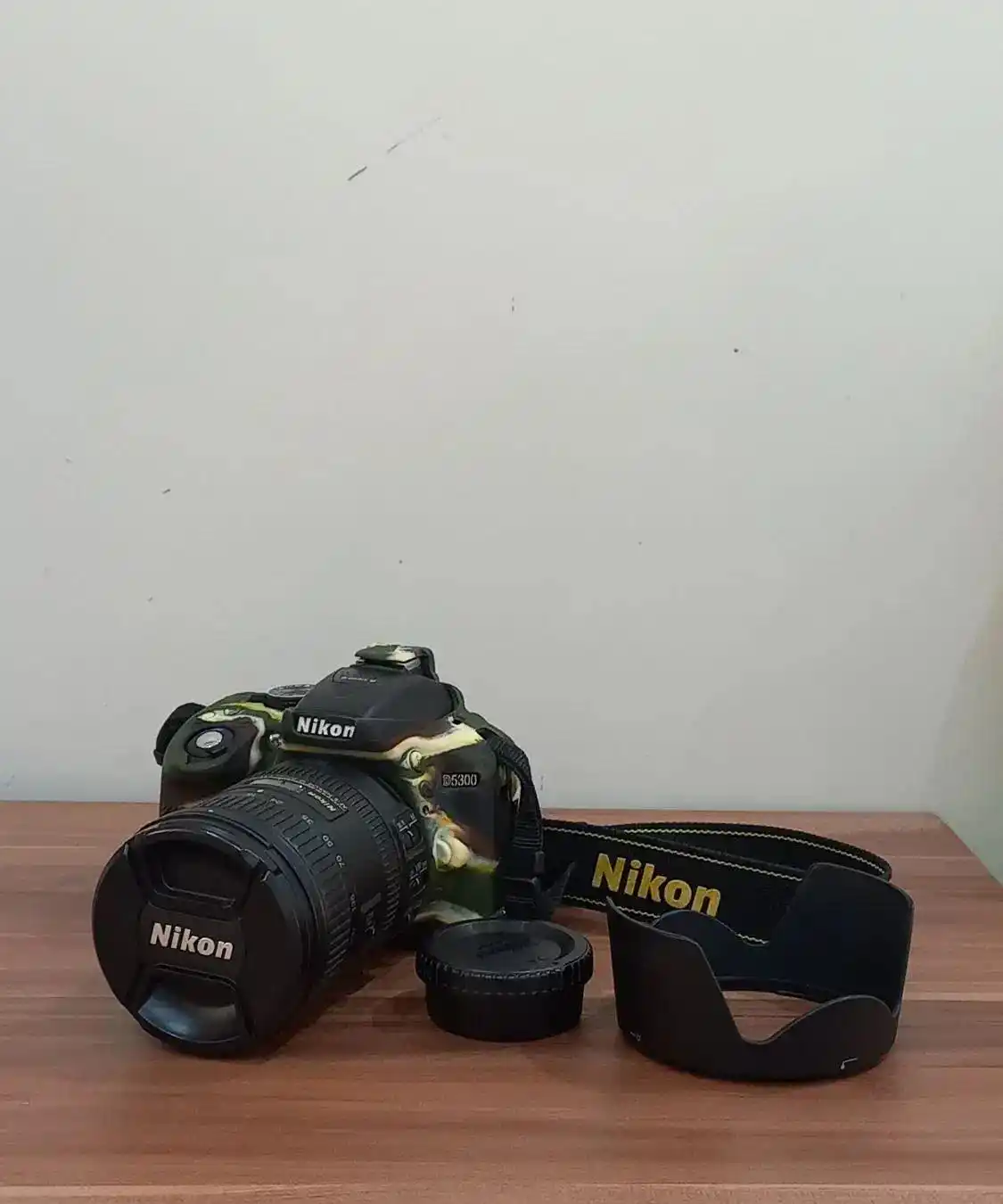 دوربین نیکون D5300 لنز ۱۸-۲۰۰ دست دو