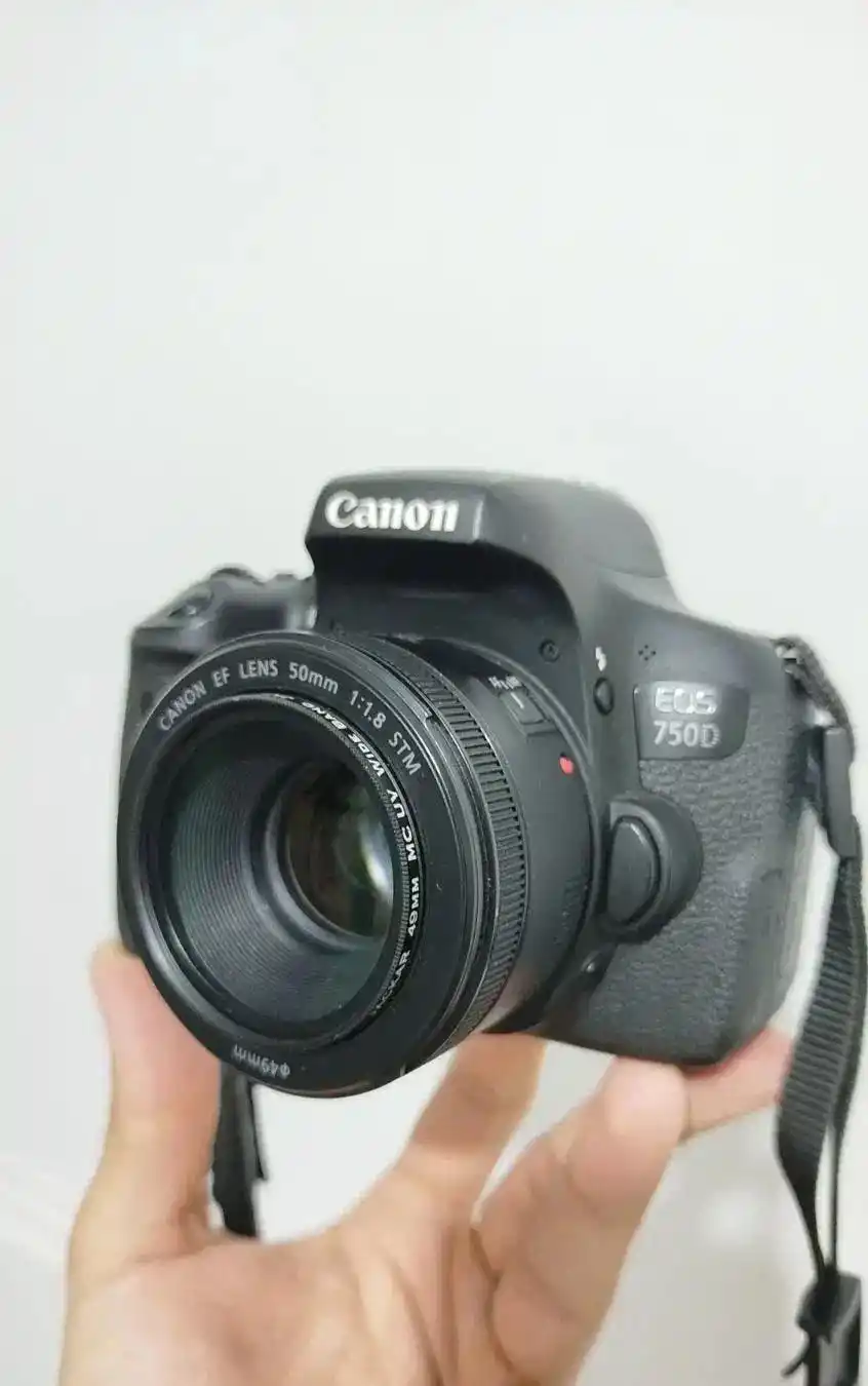 دوربین کنون Canon 750d با لنز 50m F1.8(کانن 750 d) دست دو