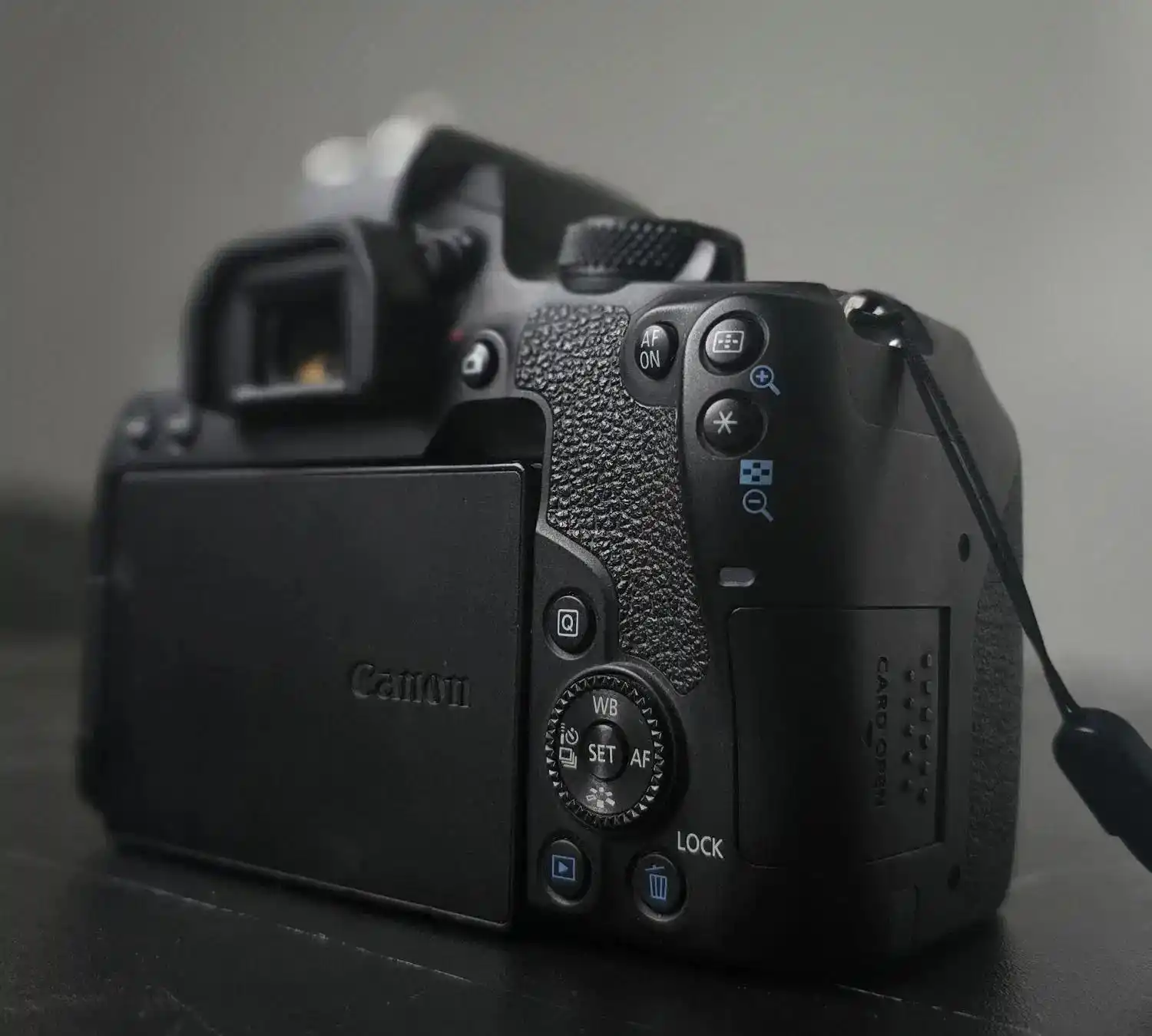 دوربین  Canon 850d ، بدون لنز ، یک باتری اضافه دست دو