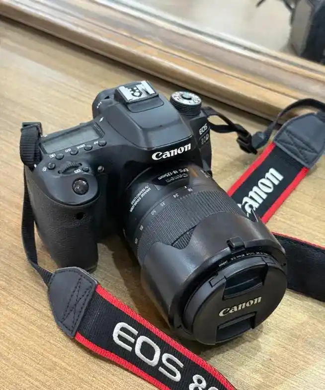 کانون 80D دست دو