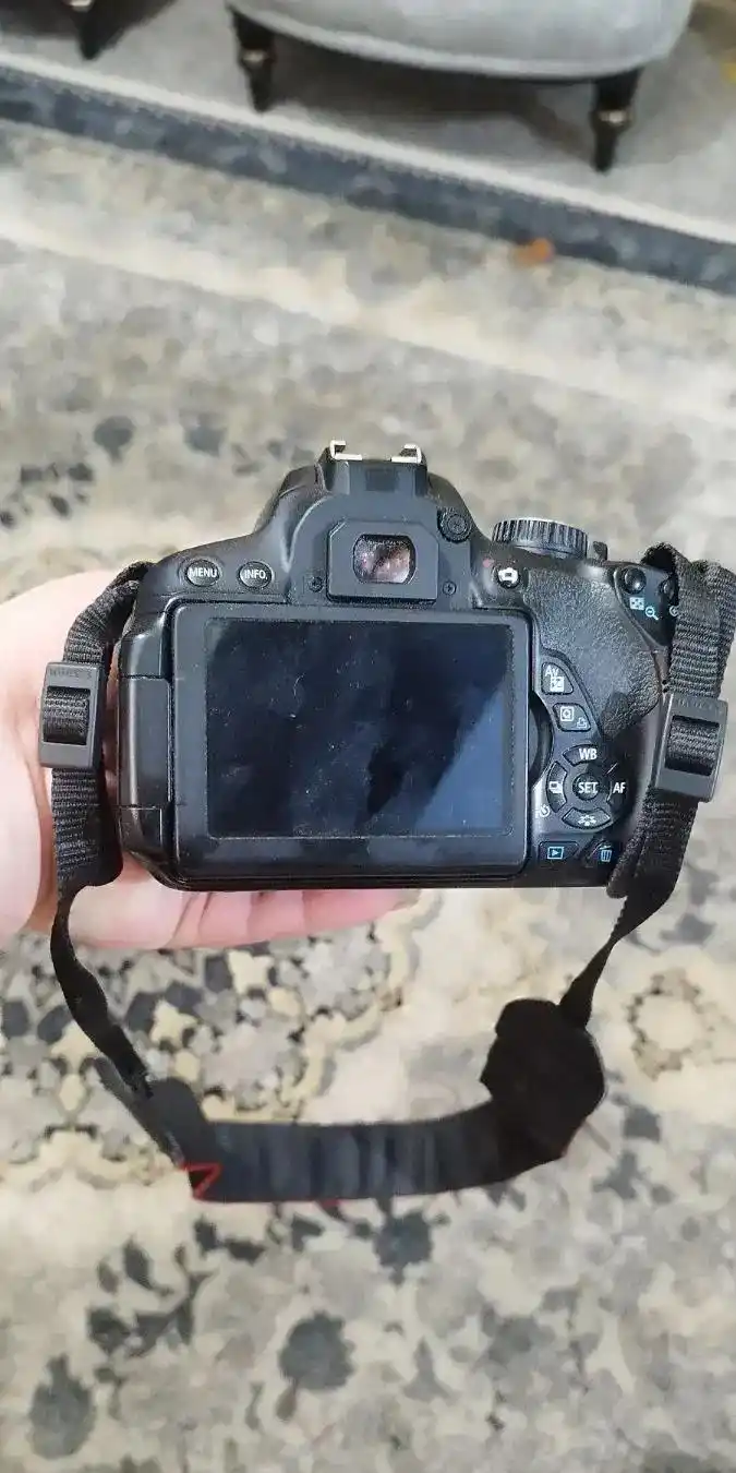 650d بدون لنز دست دو