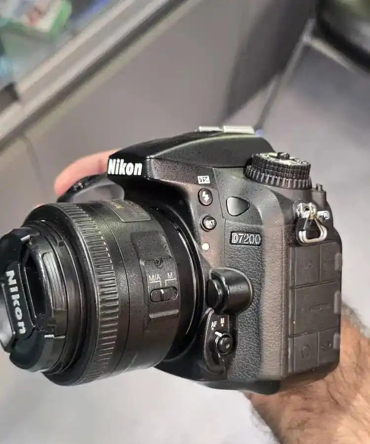 نیکون D7200 دست دو