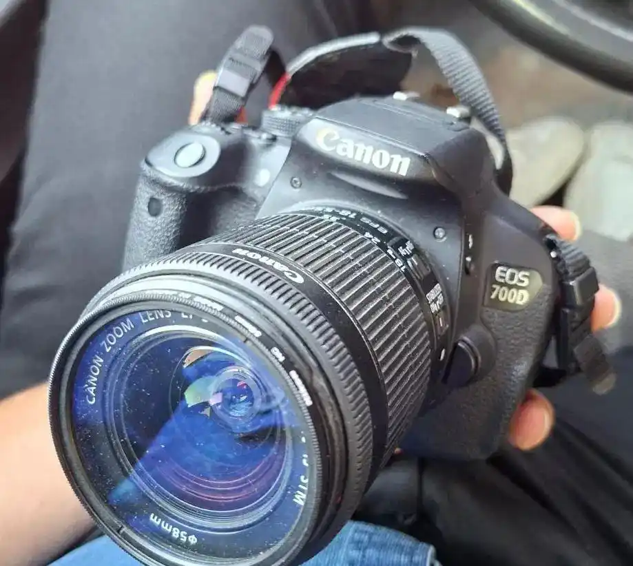 دوربین کنون 700D دست دو