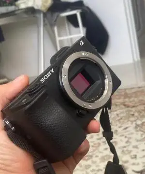 دوربین سونی الفا ۶۴۰۰ به همراه لنز ۱۶.۵۰ در حد دست دوم