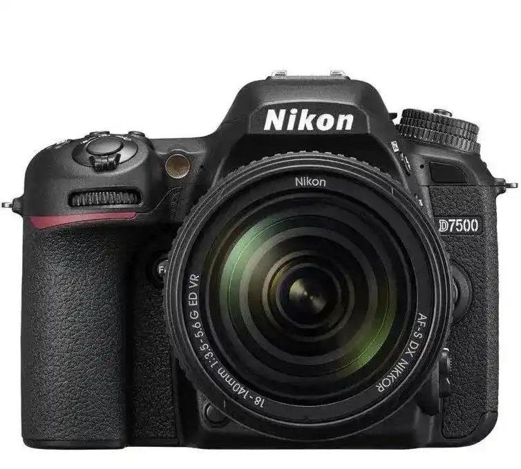 دوربین d7500 نیکون در حد دست دو